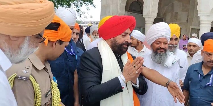 ਉਤਰਾਖੰਡ ਸੂਬੇ ਦੇ ਰਾਜਪਾਲ ਗੁਰਮੀਤ ਸਿੰਘ ਦਰਸ਼ਨ ਕਰਨ ਪਹੁੰਚੇ ਨਾਨਕਮਤਾ ਸਾਹਿਬ ਕਾਰਸੇਵਾ ਮੁਖੀ ਬਾਬਾ ਰਵੀਇੰਦਰ ਸਿੰਘ ਜੀ ਨਾਲ ਕੀਤੀ ਵਿਸ਼ੇਸ ਮੁਲਾਕ਼ਾਤ।